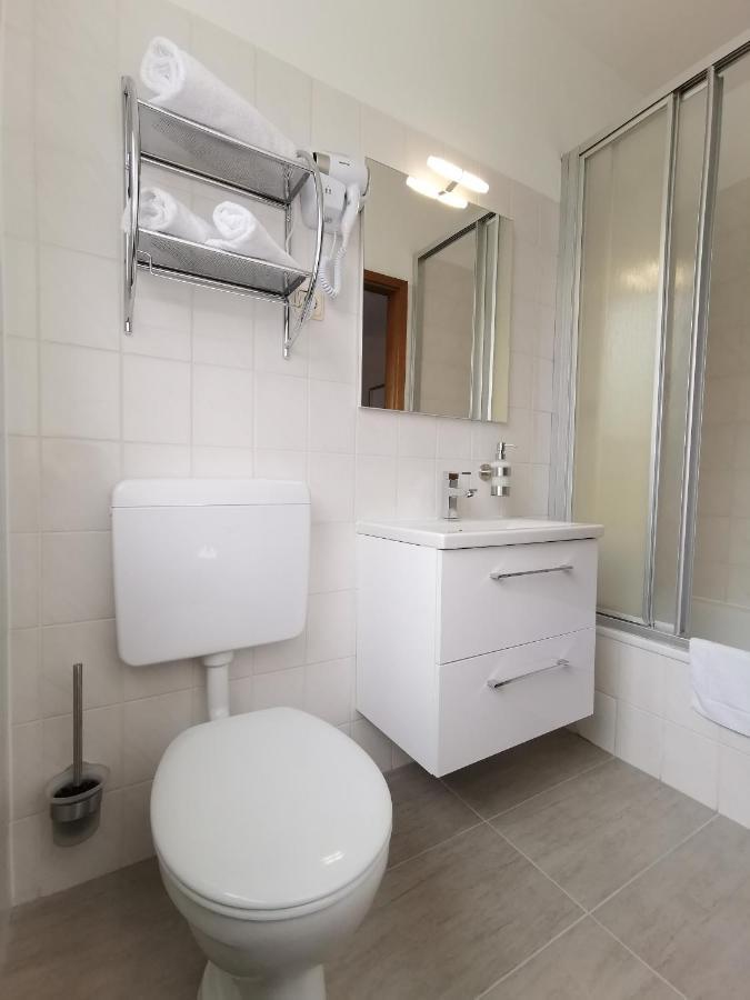 Hotel Zur Linde Rommerskirchen Kültér fotó